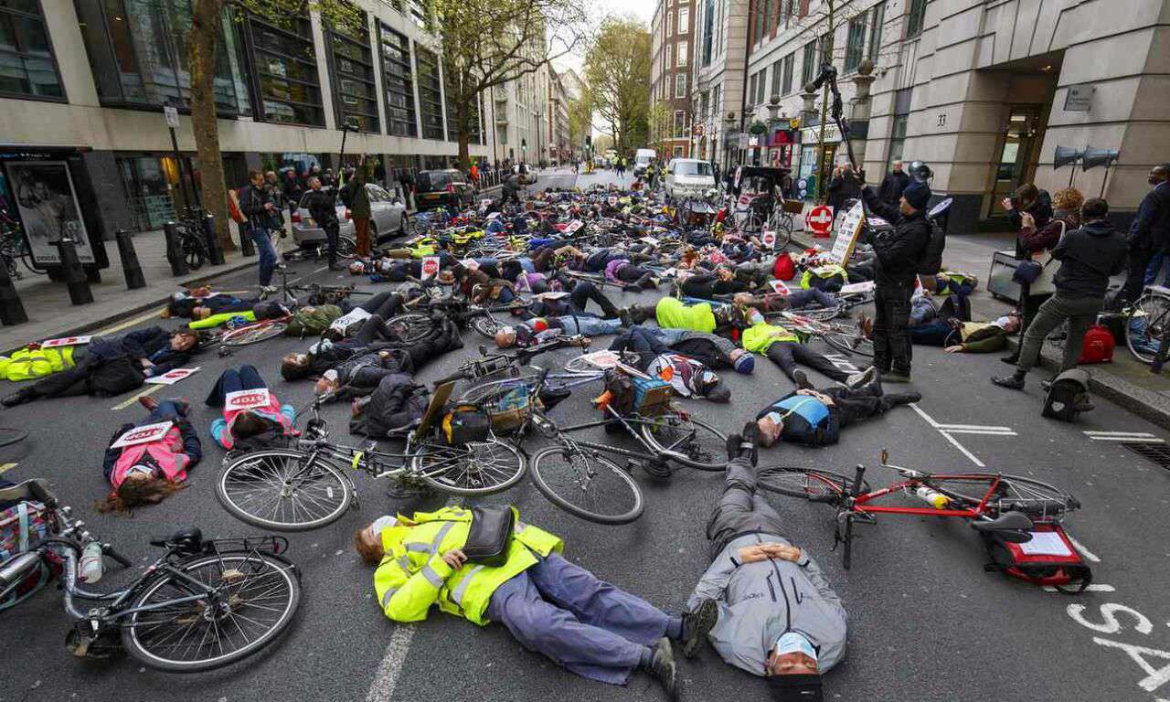 فعالان محیط زیست با تجمع مقابل شهرداری لندن خواستار تصویب قانونهایی برای الزامی شدن استفاده از دوچرخه شدند.